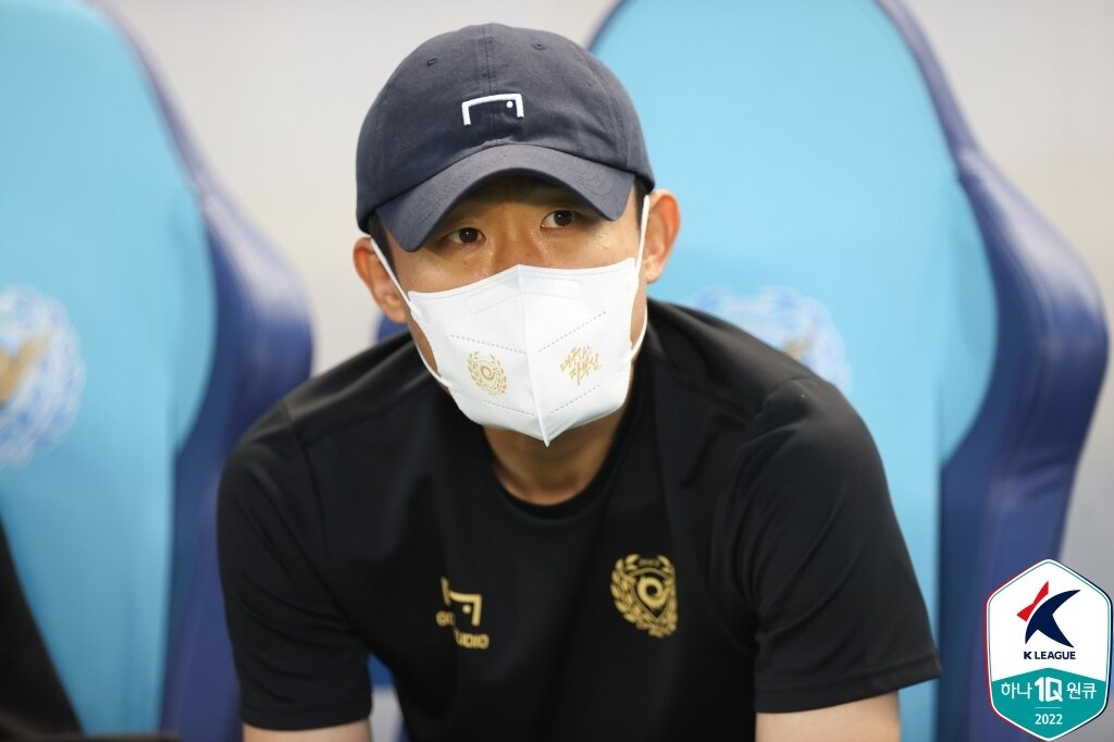 본문 이미지 - 최원권 대구FC 감독대행(한국프로축구연맹 제공)