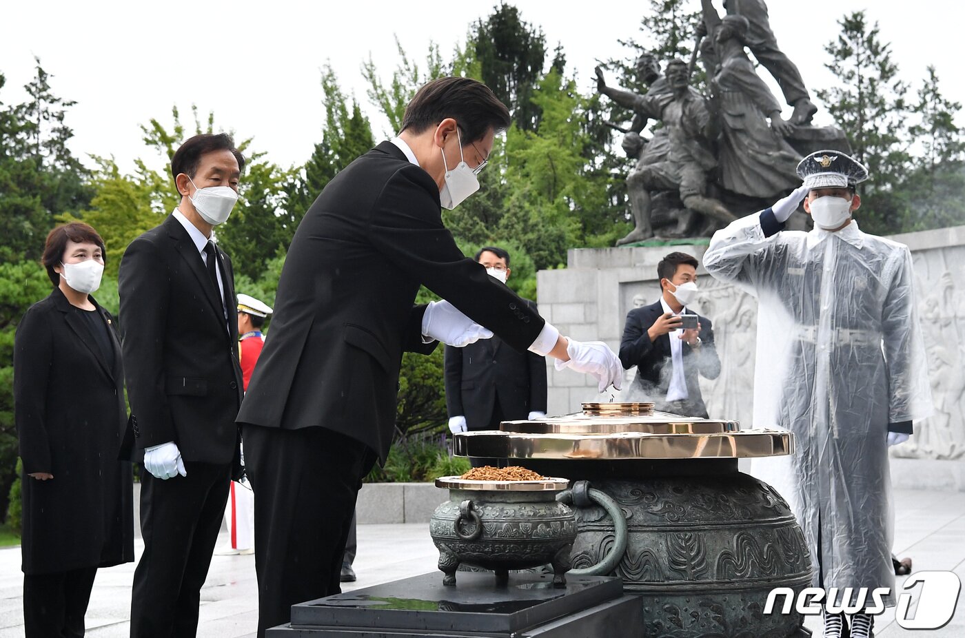 본문 이미지 - 이재명 더불어민주당 신임 당대표가 29일 오전 서울 동작구 국립서울현충원을 찾아 현충탑에 참배하고 있다. 2022.8.29/뉴스1 ⓒ News1 국회사진취재단
