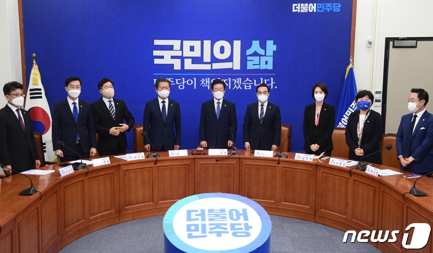본문 이미지 - 이재명 더불어민주당 신임 당대표와 신임 지도부가 29일 오전 서울 여의도 국회에서 열린 최고위원회의에서 국민과 당원들에게 인사하고 있다. (공동취재) 2022.8.29/뉴스1 ⓒ News1 이재명 기자
