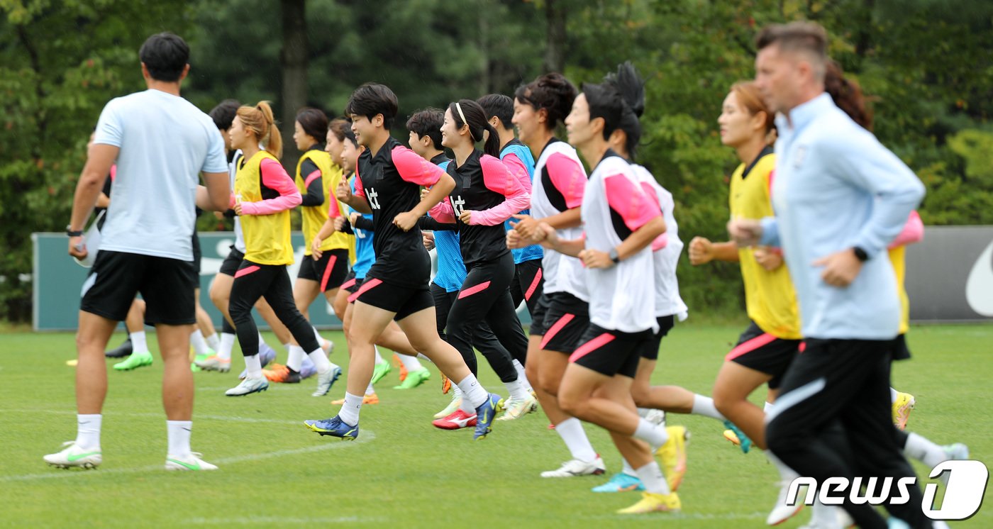 대한민국 여자축구 대표팀이 29일 경기 파주 국가대표 트레이닝센터&#40;NFC&#41;에서 자메이카와 친선전 경기 대비 체력훈련을 하고 있다. 콜린 벨 감독이 이끄는 한국 여자축구대표팀은 오는 9월3일 화성종합경기타운 주경기장에서 자메이카와 친선전을 갖는다. 2022.8.29/뉴스1 ⓒ News1 이동해 기자