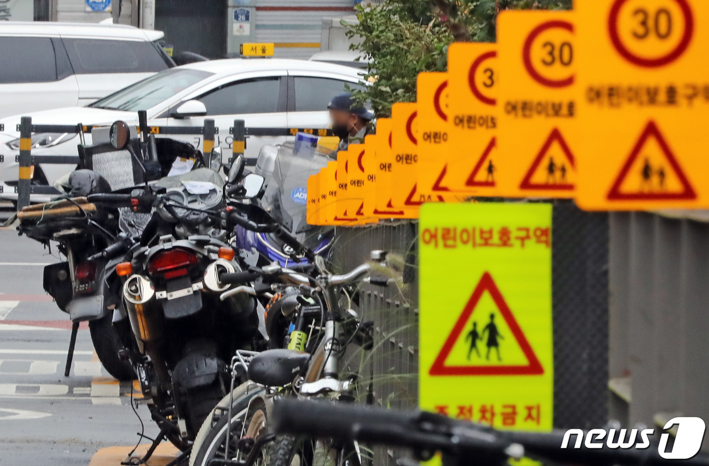 (서울=뉴스1) 장수영 기자 = 29일 서울에 위치한 한 초등학교 어린이보호구역에 오토바이가 주정차 돼있다.서울시는 초등학교 개학을 맞아 내달 9일까지 어린이보호구역 불법 주정차 …