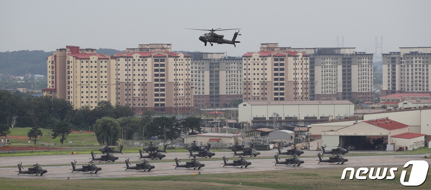 본문 이미지 - 경기 평택시 팽성읍 주한미군 캠프 험프리스에서 헬기가 비행을 하고 있다.  2022.8.29/뉴스1 ⓒ News1 박지혜 기자