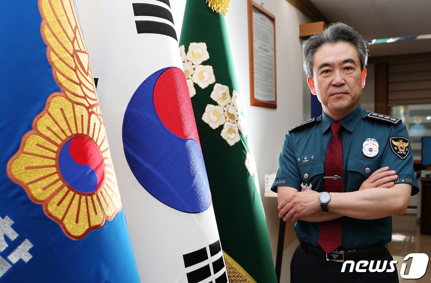 본문 이미지 - 윤희근 경찰청장이 25일 서울 서대문구 미근동 경찰청장실에서 뉴스1과 인터뷰에 앞서 포즈를 취하고 있다. 2022.8.25/뉴스1 ⓒ News1 이동해 기자