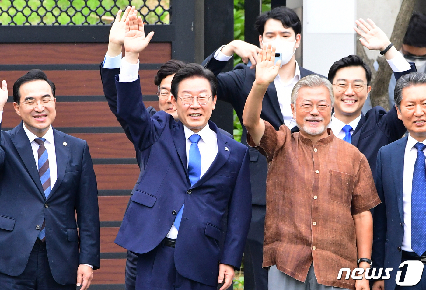 (양산=뉴스1) 김영훈 기자 = 이재명 더불어민주당 대표가 당 지도부와 29일 오후 경남 양산시 평산마을 문재인 전 대통령 사저를 방문, 마중 나온 문 전 대통령과 함께 지지자들을 …