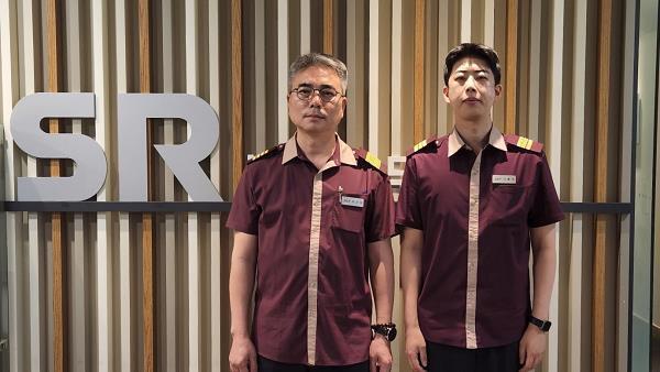 본문 이미지 - SRT 최진현 기장과 이종국 객실장(사진 왼쪽부터)의 신속하고 침착한 대처로 SRT 열차 내에서 발생한 응급환자의 생명을 구했다.