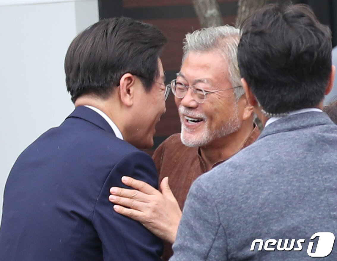 본문 이미지 - 문재인 전 대통령이 29일 오후 경남 양산시 하북면 평산마을 사저를 찾은 이재명 더불어민주당 신임 대표를 문 밖으로 나와 맞이하고 있다. (공동취재) 2022.8.29/뉴스1 ⓒ News1 김영훈 기자