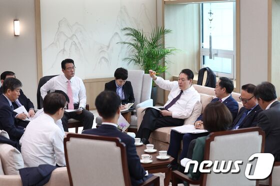 용산 대통령실 청사에서 수석비서관회의를 주재하고 있는 윤석열 대통령. 2022.8.29/뉴스1DB © News1