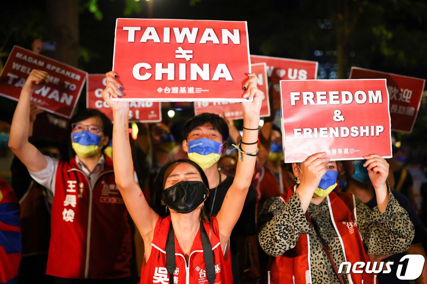 본문 이미지 - 2일 대만 타이베이에서 시민들이 "대만&ne;중국＂이라는 현수막을 들면서 낸시 펠로시 미 하원의장의 방문을 지지하는 시위를 하고 있다. 2022.08.02/뉴스1 ⓒ 로이터=뉴스1 ⓒ News1 김민수 기자