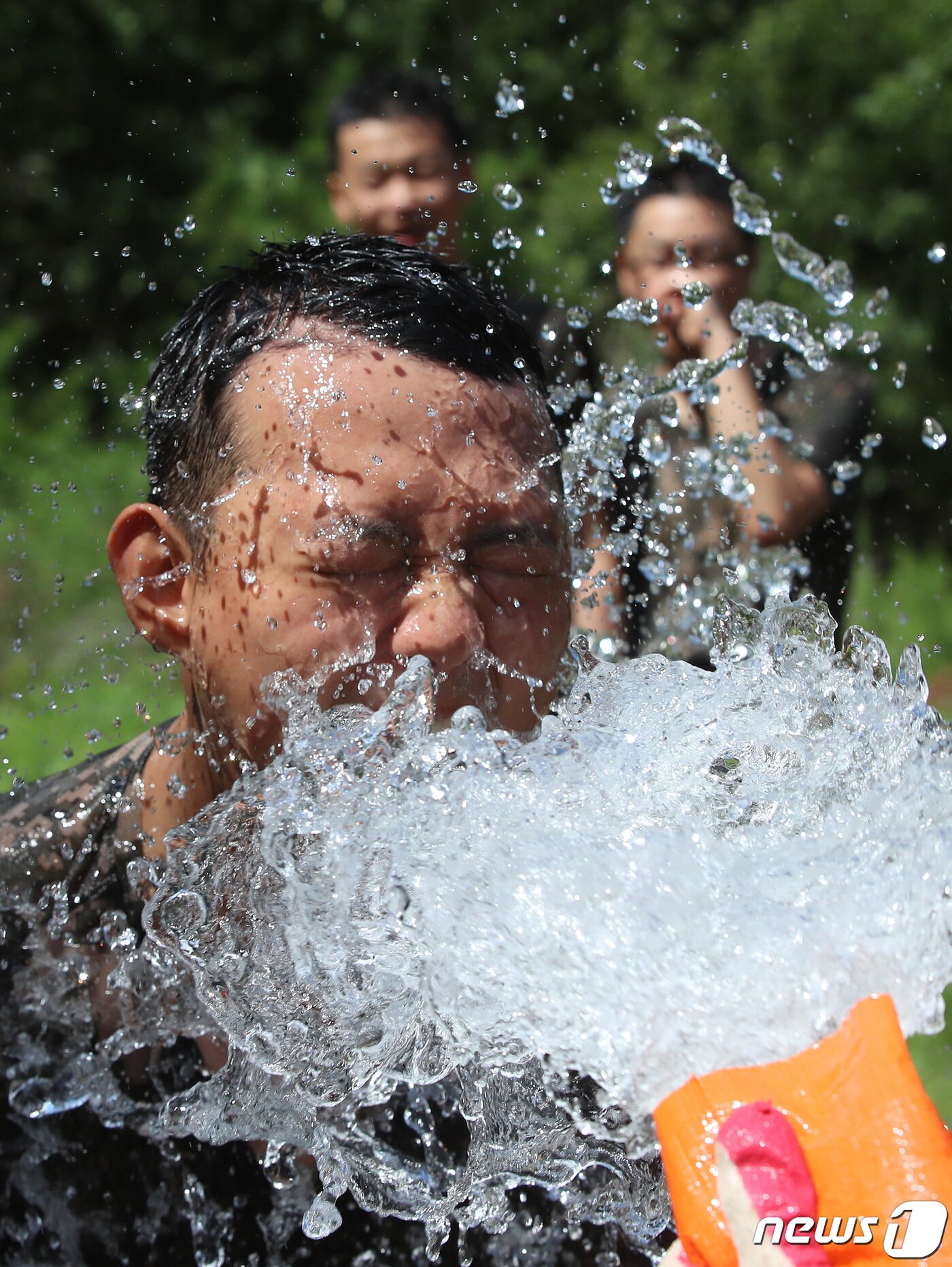 본문 이미지 - 육군 50사단 낙동강여단 장병들이 3일 오전 대구 달성군 가창유격장에서 열린 유격훈련과 참호격투를 마친 뒤 냉수 샤워를 하며 무더위를 씻고 있다. 2022.8.3/뉴스1 ⓒ News1 공정식 기자