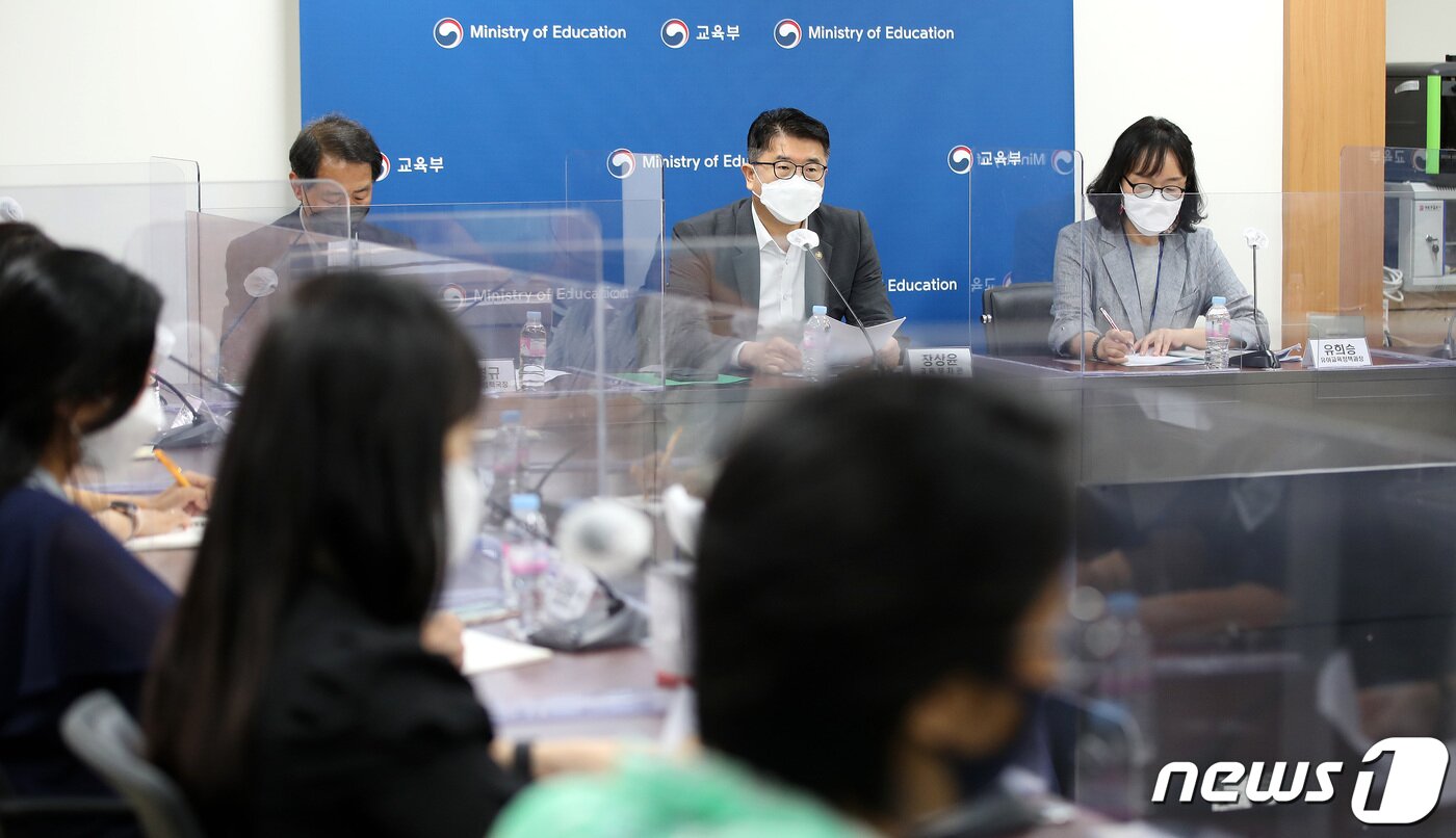 본문 이미지 - 장상윤 교육부 차관이 3일 오전 서울 종로구 정부서울청사에서 열린 유치원 학부모 간담회에서 발언하고 있다. 2022.8.3/뉴스1 ⓒ News1 박지혜 기자