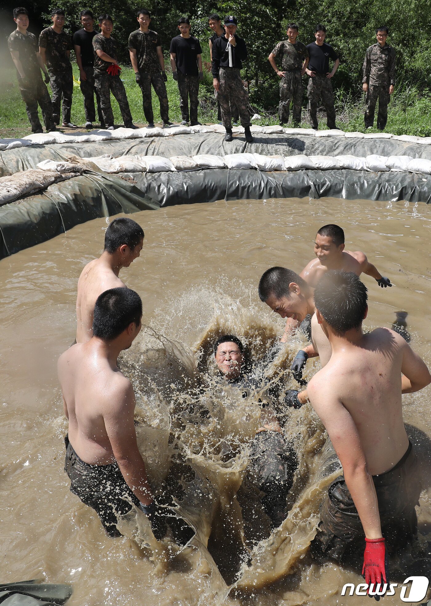 본문 이미지 - 육군 50사단 낙동강여단 장병들이 3일 오전 대구 달성군 가창유격장에서 열린 유격훈련에 참가해 참호격투를 벌이고 있다. 2022.8.3/뉴스1 ⓒ News1 공정식 기자