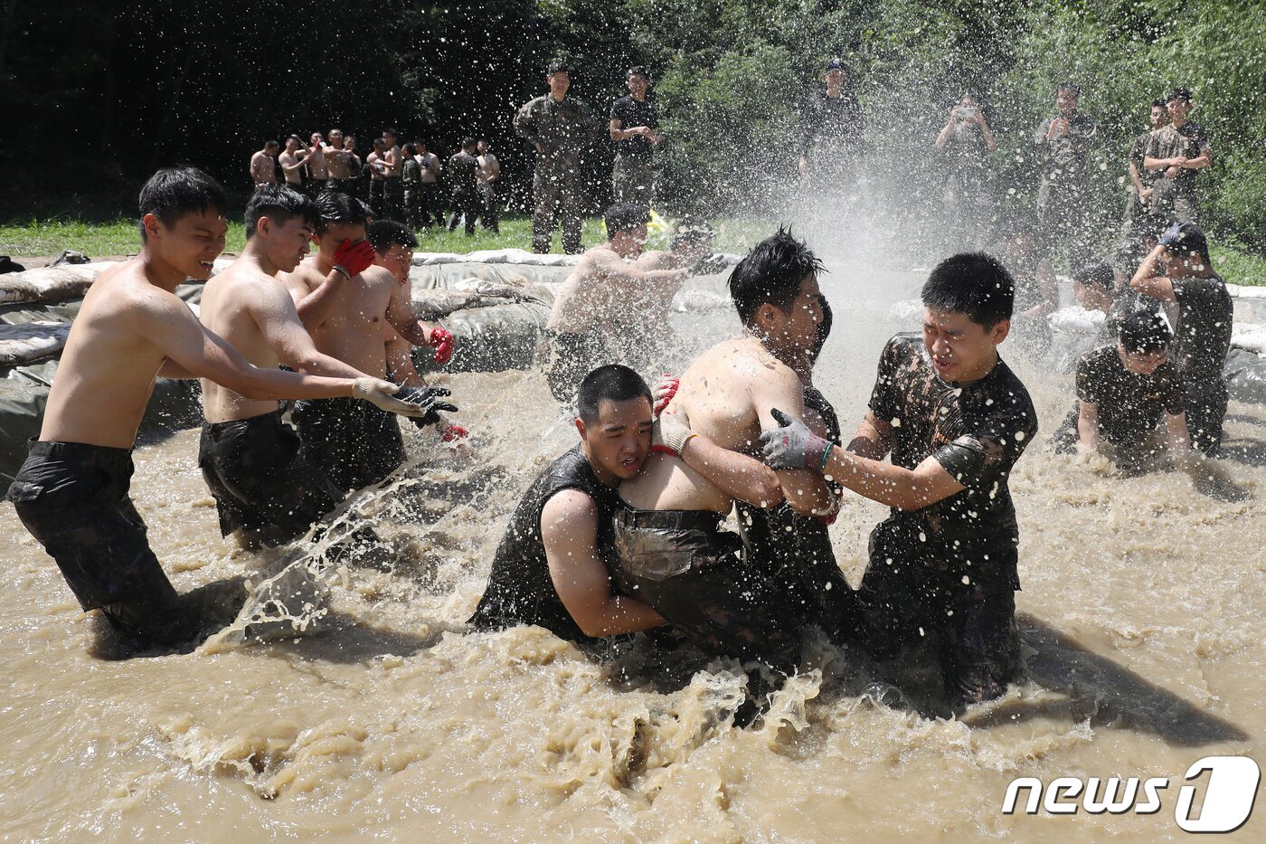 본문 이미지 - 육군 50사단 낙동강여단 장병들이 3일 오전 대구 달성군 가창유격장에서 열린 유격훈련에 참가해 참호격투를 벌이고 있다. 2022.8.3/뉴스1 ⓒ News1 공정식 기자
