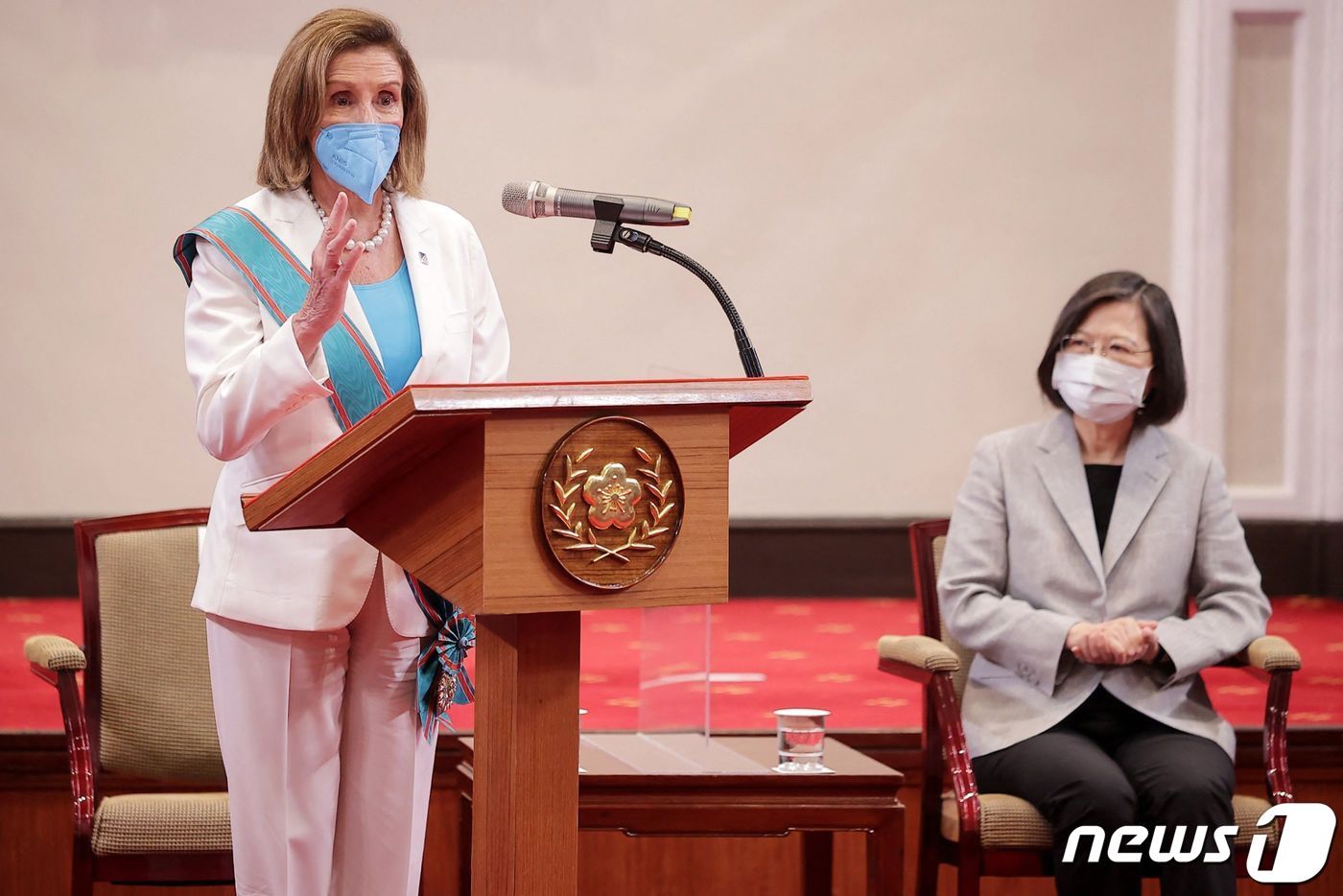 본문 이미지 - 3일(현지시간) 대만 타이베이의 총통 집무실에서 차이잉원 대만 총통이 낸시 펠로시 미국 하원의장의 발언을 듣고 있다. ⓒ AFP=뉴스1 ⓒ News1 김예원 기자