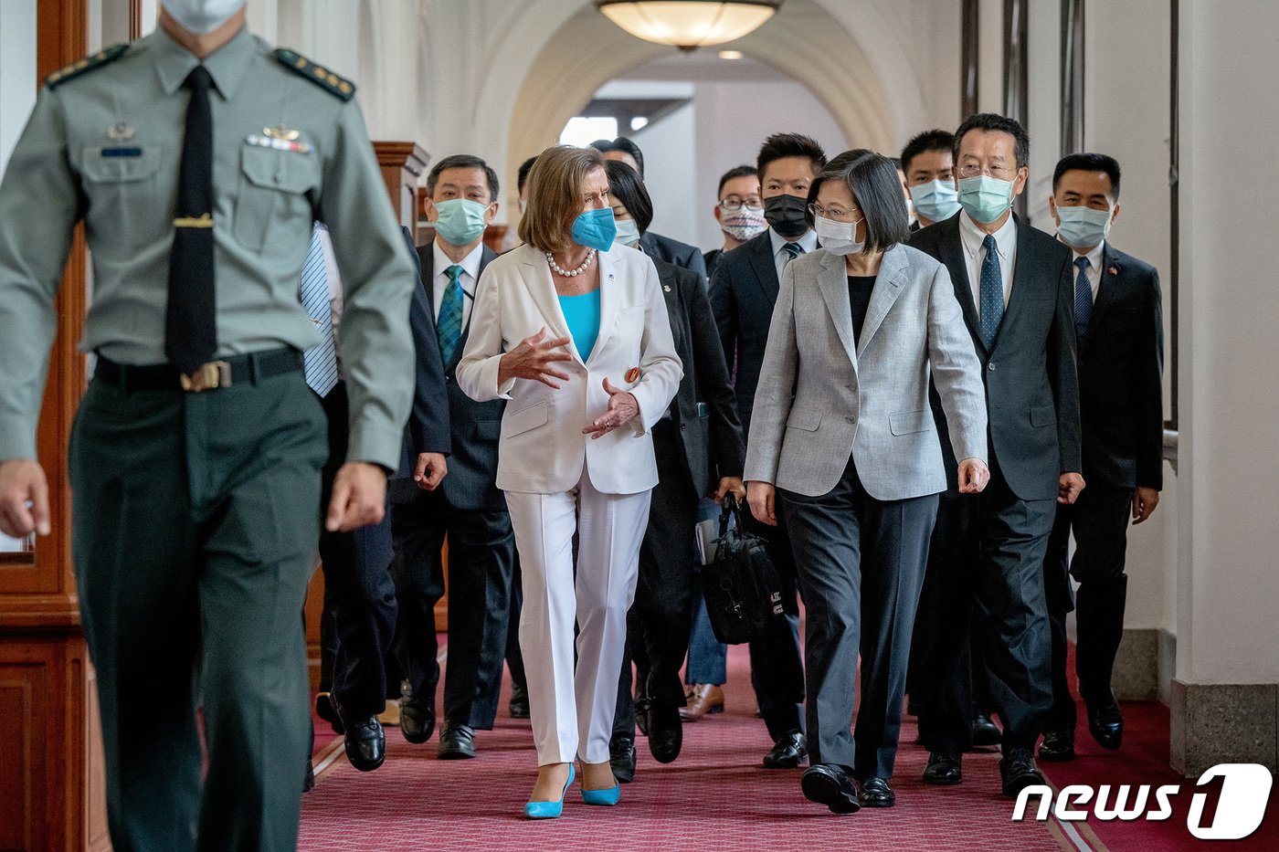본문 이미지 - 타이베이의 총통 집무실에서 복도를 걸으며 이야기를 나누는 차이잉원 대만 총통과 낸시 펠로시 미국 하원의장. ⓒ 로이터=뉴스1 ⓒ News1 김예원 기자