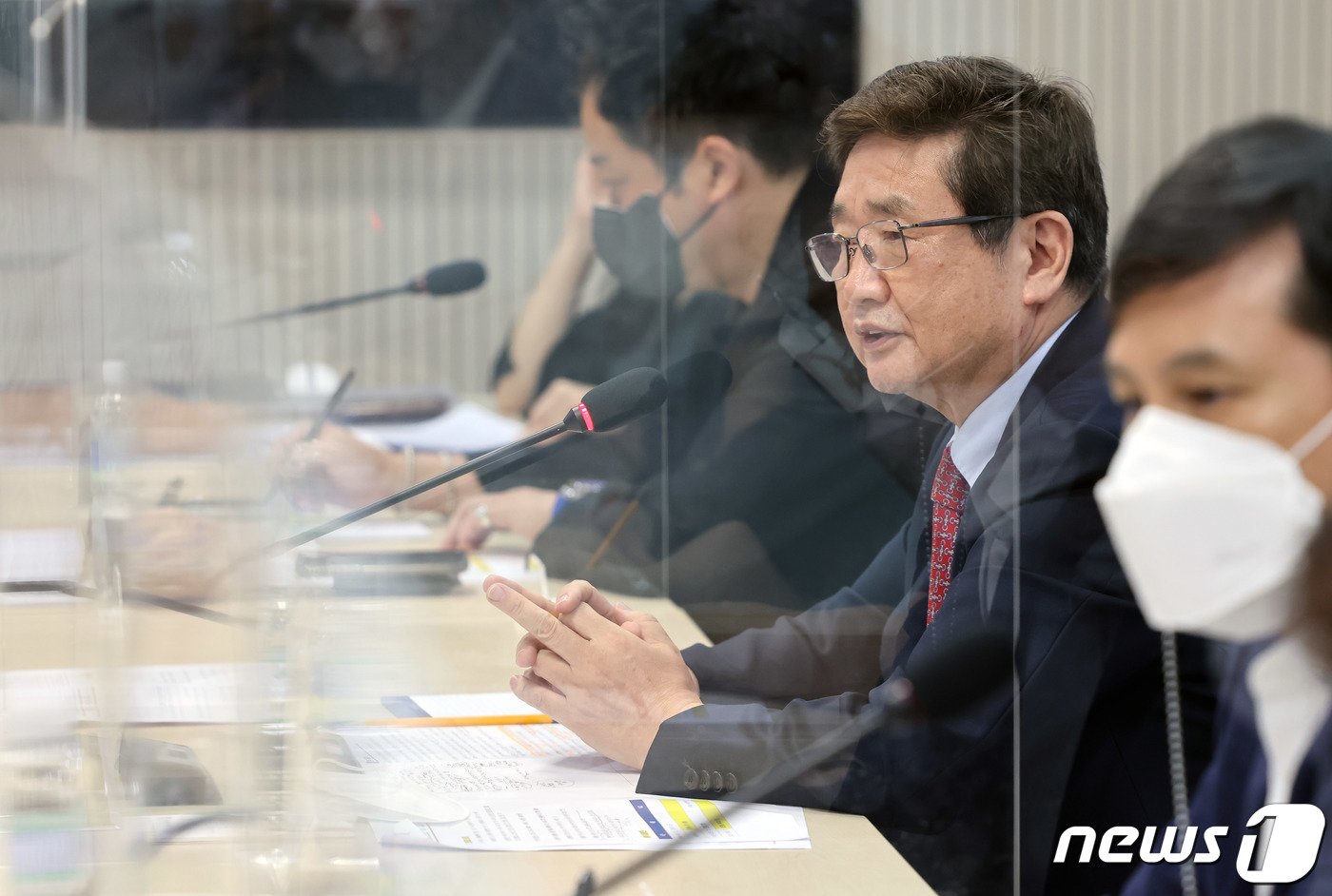 박보균 문화체육관광부 장관이 3일 서울 용산구 문체부 저작권보호과 서울사무소 회의실에서 방송영상콘텐츠·OTT 업계 관계자와 간담회를 하고 있다. &#40;문화체육관광부 제공&#41; 2022.8.3/뉴스1