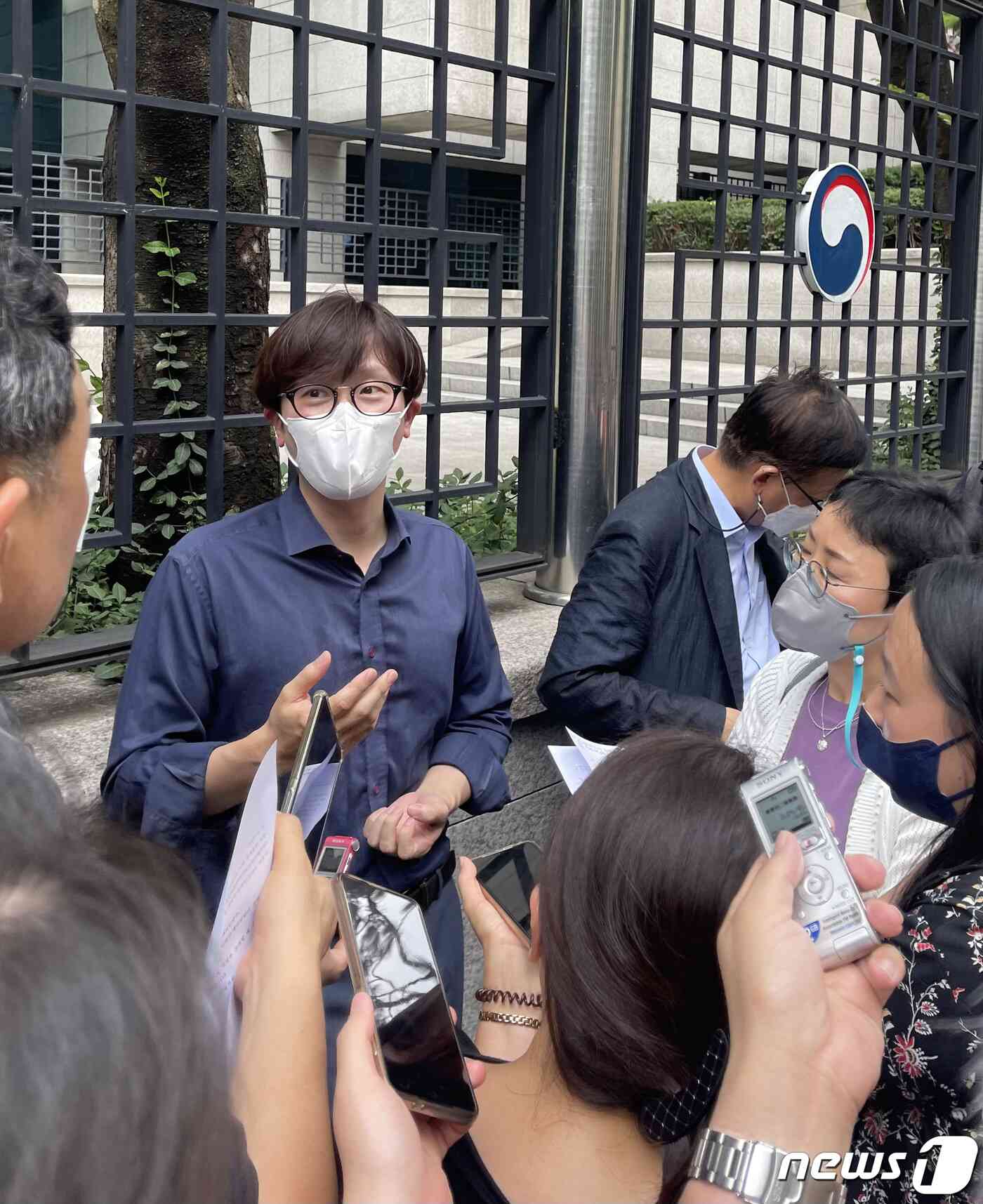 일제강점기 강제징용 피해자 측인 법무법인 해마루 임재성 변호사가 3일 오후 서울 종로구 외교부 청사 앞에서 민관 협의회에 불참하겠다는 의사를 밝히고 있다.  2022.8.3/뉴스1 © News1 박지혜 기자