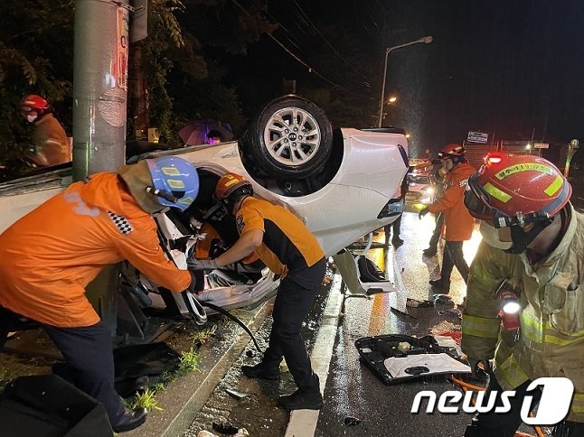본문 이미지 - 3일 오전 2시15분께 경기 양주시 남방동 한 도로에서 20대 여성이 몰던 승용차가 빗길에 미끄러지면서 전복되는 사고가 발생했다. (양주소방서 제공)ⓒ 뉴스1