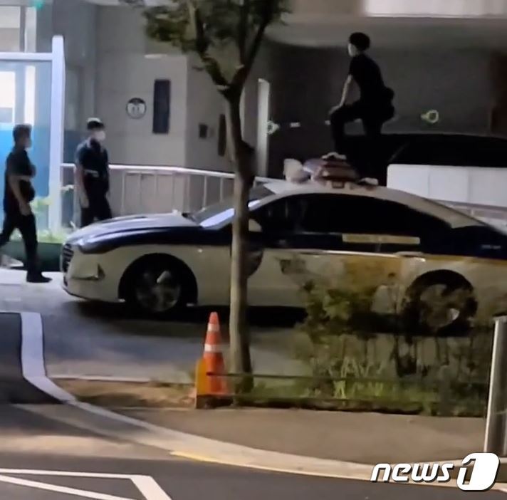 본문 이미지 - 촉법소년인 중학생이 만취 상태로 순찰차 위로 올라가 난동을 부리고 있다. (페이스북 갈무리) ⓒ 뉴스1