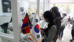 본문 이미지 - 3일 오후(현지시간) 캄보디아 프놈펜 앙두엉 병원에서 외래환자들이 진료를 기다리고 있다. 2022.8.3/뉴스1 ⓒ News1 김명섭 기자