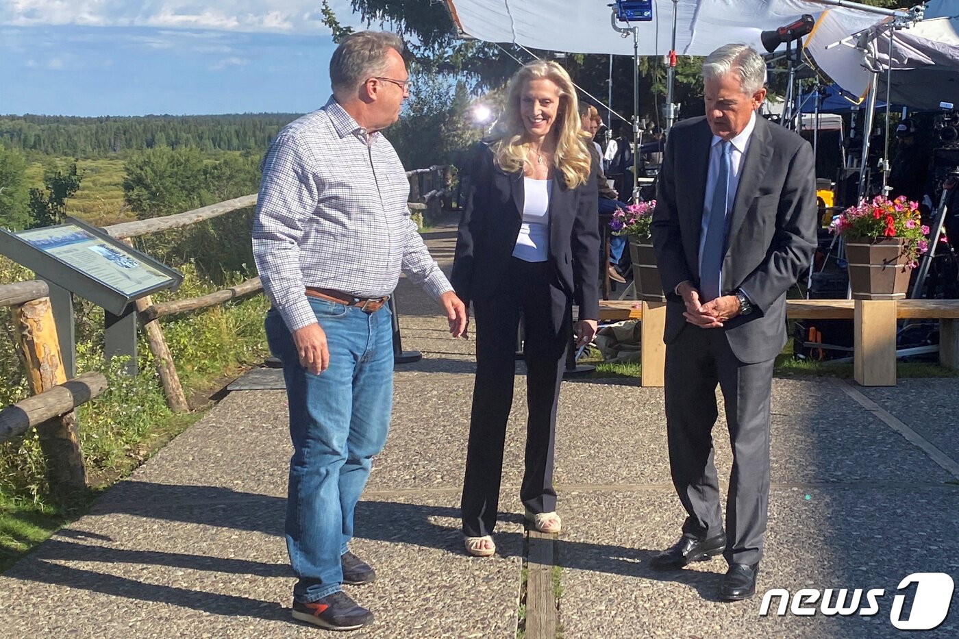 본문 이미지 - 제롬 파월 연준의장, 라엘 브레이너드 연준 부의장, 존 윌리엄스 뉴욕 연은 총재가 지난 26일 잭슨홀 미팅 휴식시간에 담소를 나누고 있다. ⓒ 로이터=뉴스1 ⓒ News1 박형기 기자