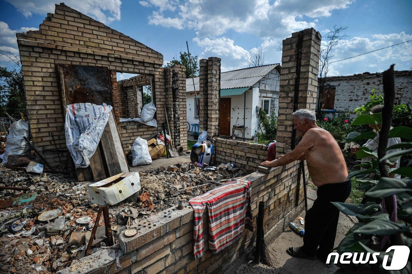 본문 이미지 - 러시아군의 공습으로 폐허가 된 우크라이나 키이우의 한 주택. <자료사진> ⓒ AFP=뉴스1