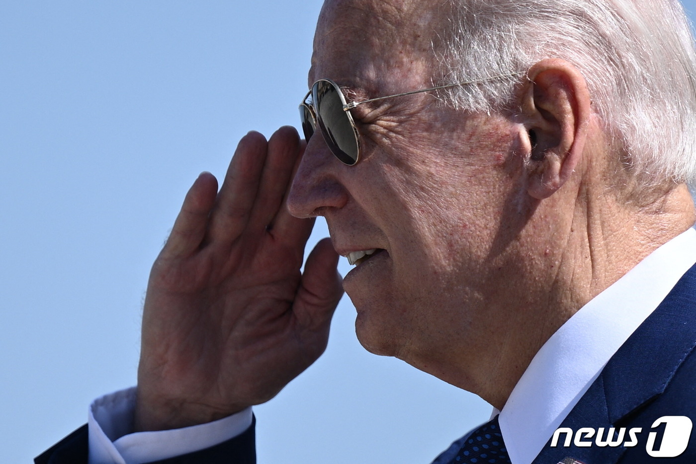 (워싱턴 AFP=뉴스1) 우동명 기자 = 조 바이든 미국 대통령이 29일(현지시간) 델라웨어주 윌밍턴에서 주말을 보낸 뒤 워싱턴 인근 앤드루스 공군 기지서 전용기를 내리고 있다.ⓒ …