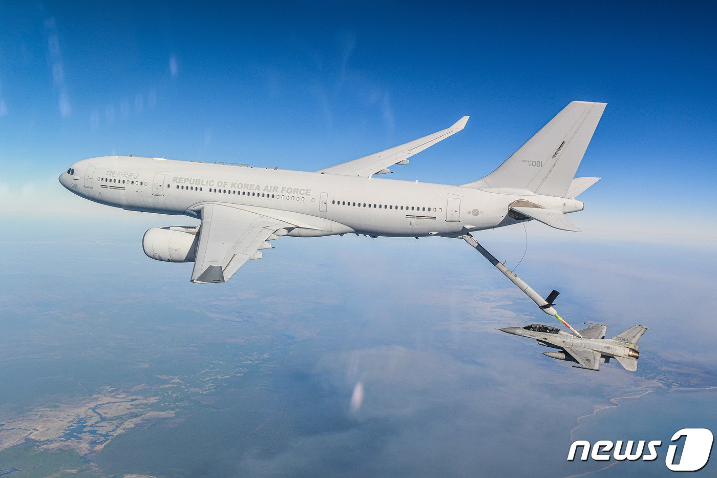 본문 이미지 - KF-16 전투기에 공중 급유를 하고 있는 다목적 공중급유 수송기 KC-330. (공군 제공) 2022.8.30/뉴스1