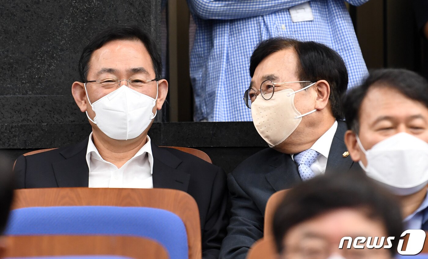 본문 이미지 - 주호영 국민의힘 비상대책위원장(왼쪽)과 서병수 전국위원회 의장이 30일 서울 여의도 국회에서 열린 의원총회에 참석해 대화를 나누고 있다. (공동취재) 2022.8.30/뉴스1 ⓒ News1 유승관 기자