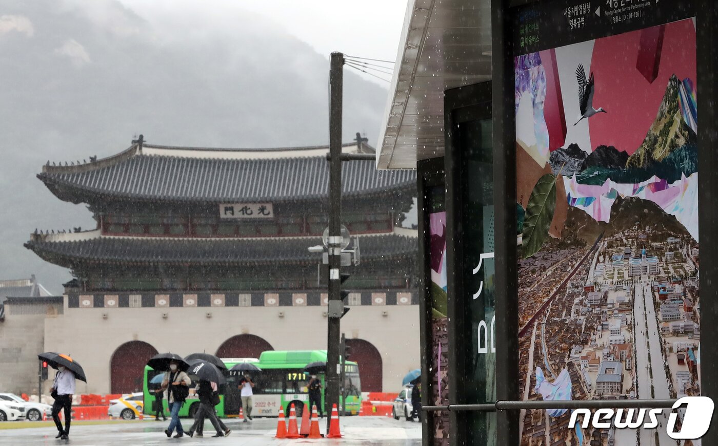 본문 이미지 - 30일 서울 종로구 광화문광장에 설치된 세종문화회관 버스정류장에 조선총독부와 일장기를 연상시키는 그림이 전시 돼 논란이 일고 있다. 2022.8.30/뉴스1 ⓒ News1 장수영 기자
