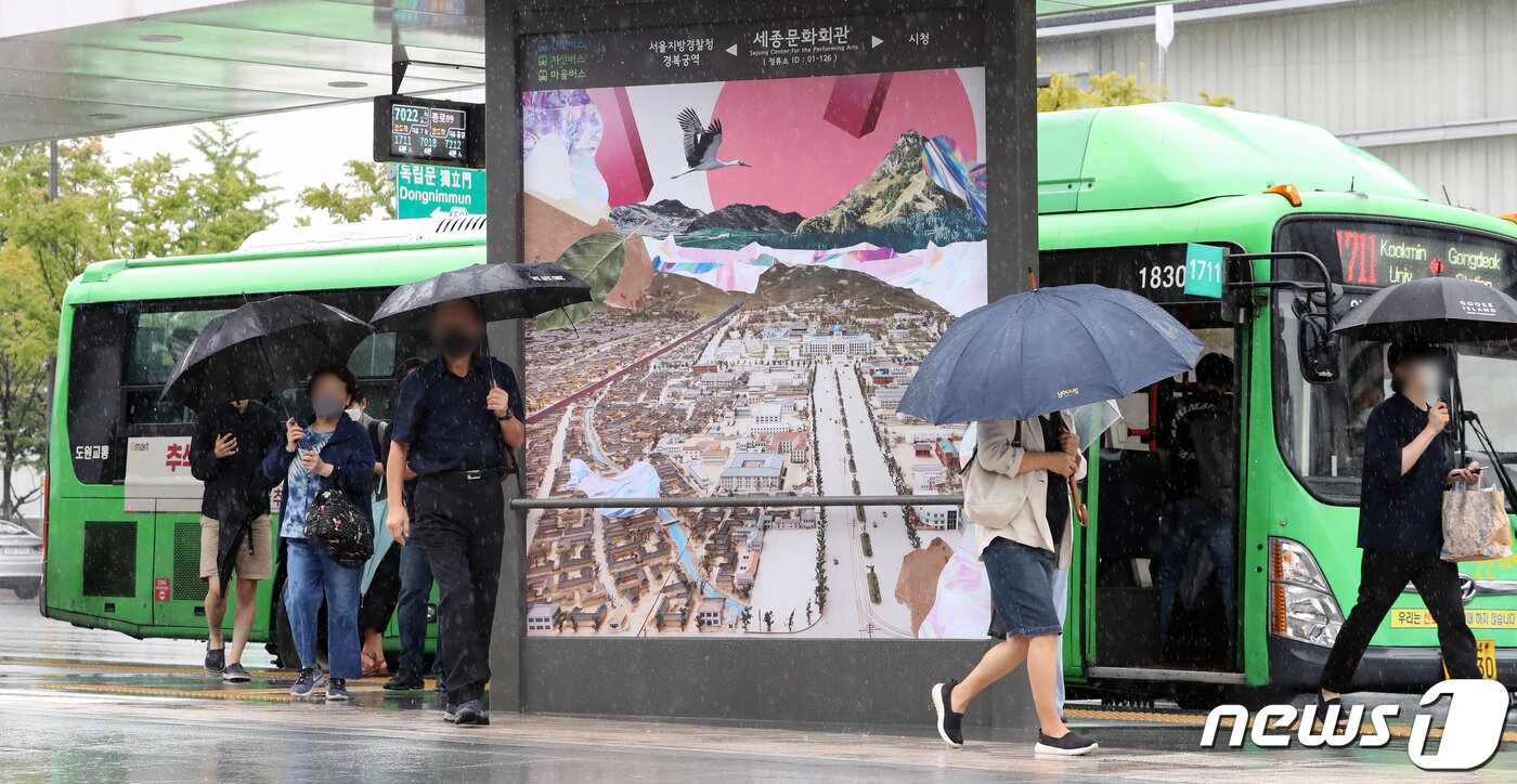 본문 이미지 - 30일 서울 종로구 광화문광장에 설치된 세종문화회관 버스정류장에 조선총독부와 일장기를 연상시키는 그림이 전시 돼 논란이 일고 있다. 2022.8.30/뉴스1 ⓒ News1 장수영 기자