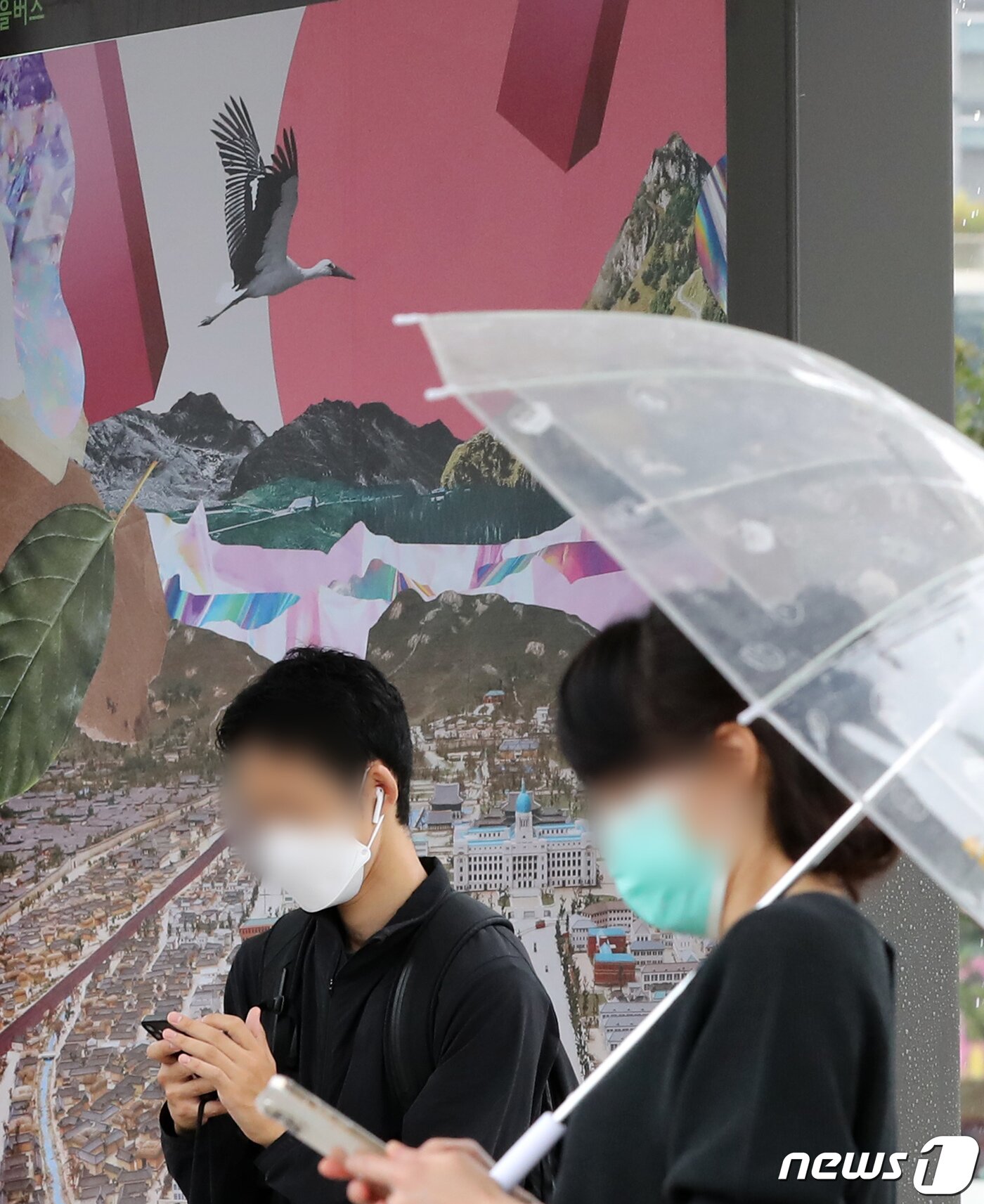 본문 이미지 - 30일 서울 종로구 광화문광장에 설치된 세종문화회관 버스정류장에 조선총독부와 일장기를 연상시키는 그림이 전시 돼 논란이 일고 있다. 2022.8.30/뉴스1 ⓒ News1 장수영 기자