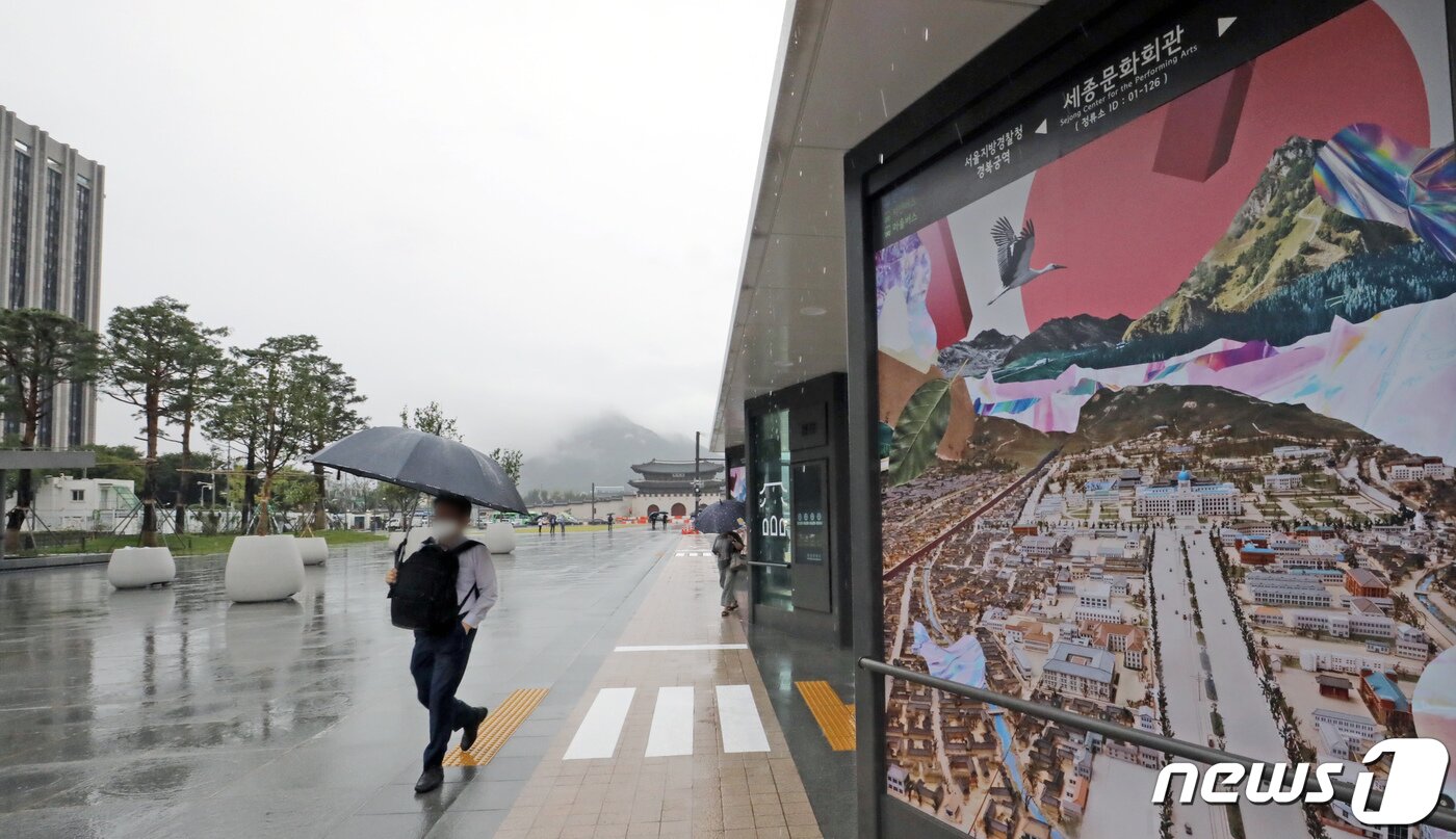 본문 이미지 - 30일 서울 종로구 광화문광장에 설치된 세종문화회관 버스정류장에 조선총독부와 일장기를 연상시키는 그림이 전시 돼 논란이 일고 있다. 2022.8.30/뉴스1 ⓒ News1 장수영 기자