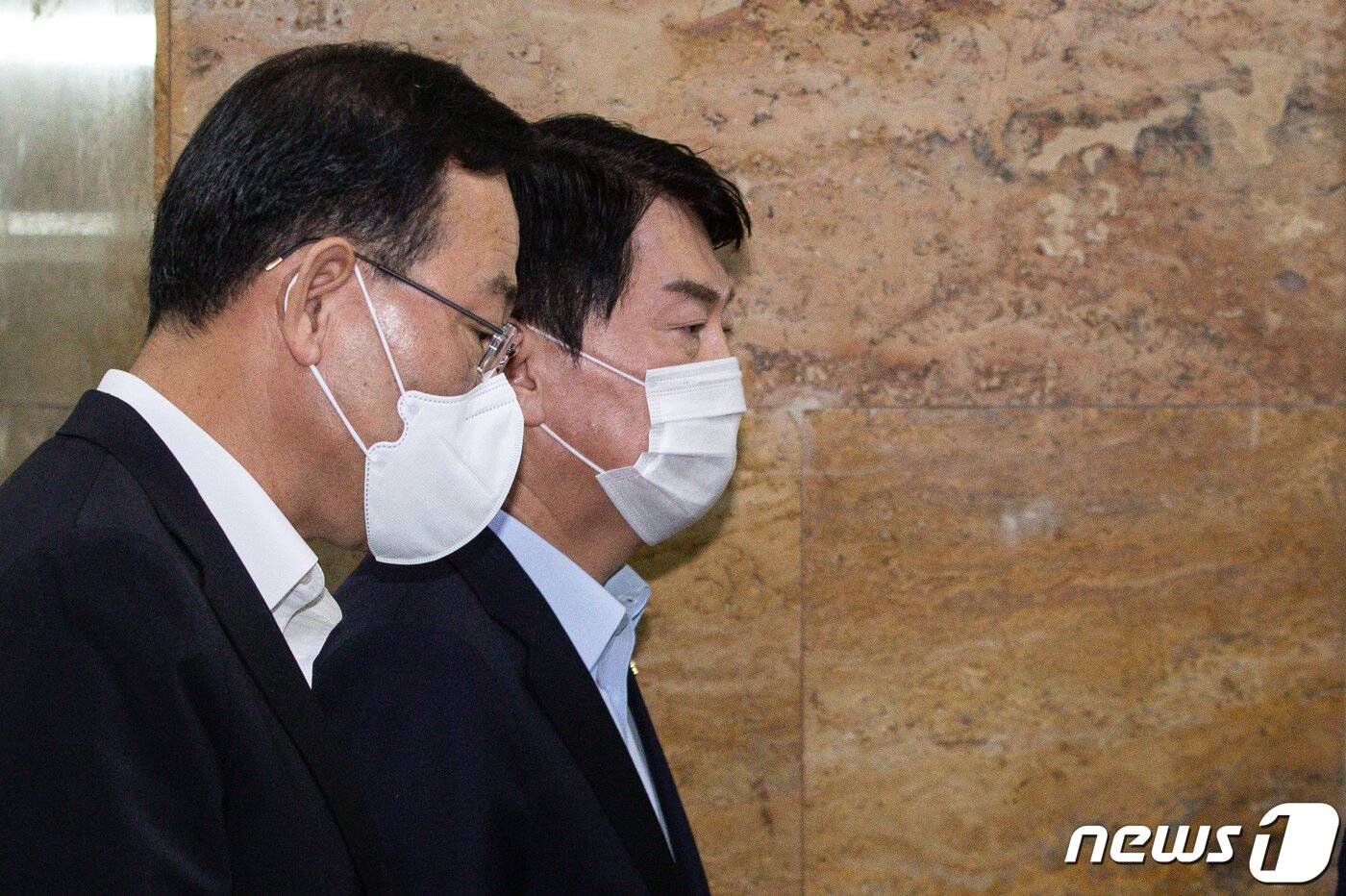 본문 이미지 - 주호영 국민의힘 비상대책위원장(왼쪽)과 안철수 의원이 30일 서울 여의도 국회에서 열린 의원총회가 정회된 후 의총장을 나서고 있다. 2022.8.30/뉴스1 ⓒ News1 유승관 기자