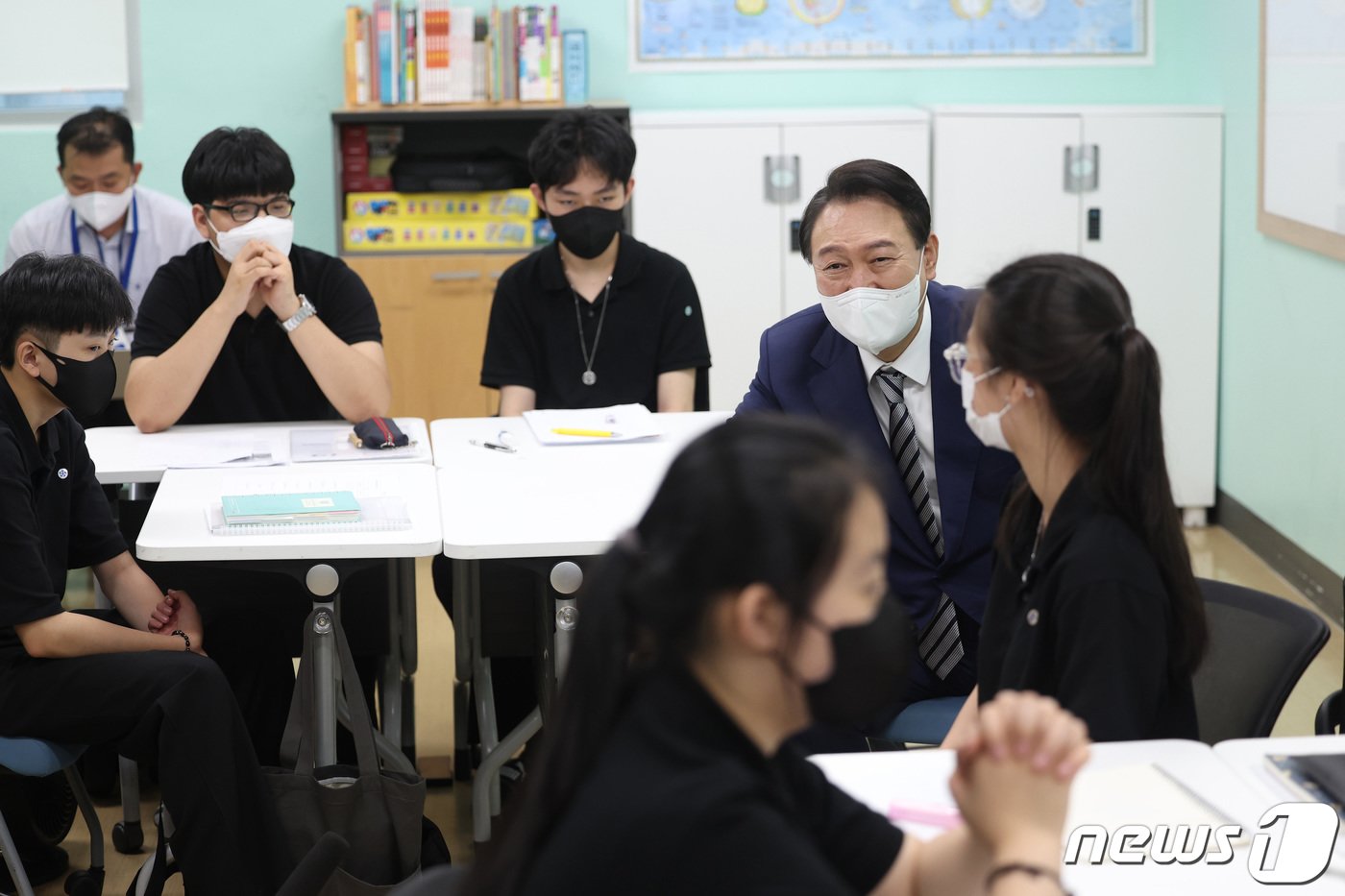 윤석열 대통령이 30일 오전 서울 구로구 가족센터를 찾아 대안교육시설인 움틈학교 수업을 참관하며 학생들을 격려하고 있다. 이곳은 서울시내 중학교 1~3학년에 재학 중인 중도입국 청소년들이 한국어 집중교육, 교과적응교육 등을 받는 곳이다. &#40;대통령실 제공&#41; 2022.8.30/뉴스1 ⓒ News1 안은나 기자