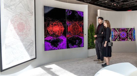 본문 이미지 - 5월 18일부터 22일까지&#40;현지시간&#41; 미국 뉴욕에서 열린 국제예술전시회 프리즈 뉴욕에서 모델들이 올레드 에보 갤러리에디션과 전시된 NFT 예술 작품을 감상하고 있다&#40;LG전자 제공&#41;. ⓒ 뉴스1