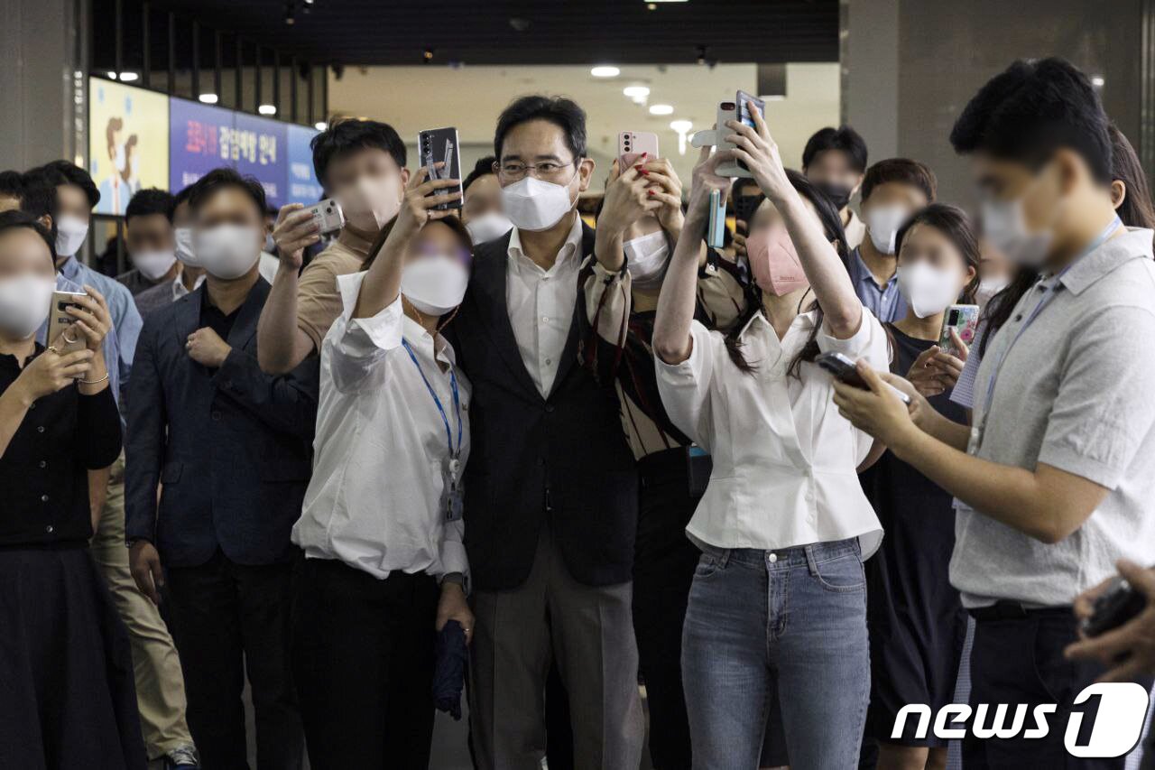 본문 이미지 - 이재용 삼성전자 부회장이 30일 서울 삼성SDS 잠실캠퍼스를 방문, 직원들에게 둘러싸여 기념사진을 찍고 있다.(삼성전자 제공) 2022.8.30/뉴스1