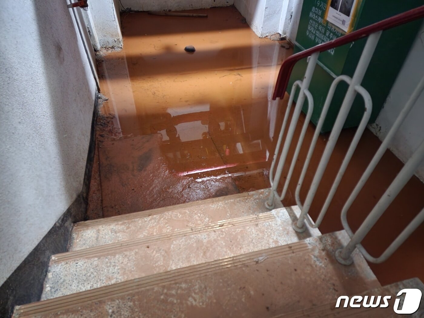본문 이미지 - 29일 방문한 서울 동작구 사당동 극동아파트 105동 내부. 아직 물이 빠지지 않은 곳이 곳곳에 있다. (사진=권진영 기자)