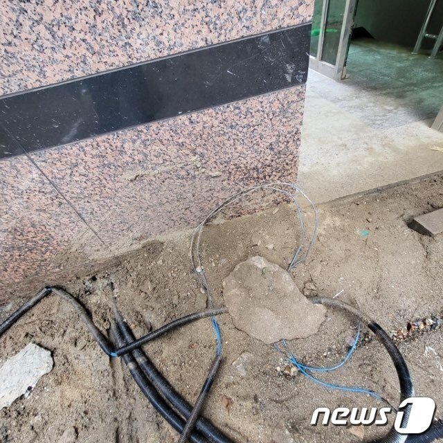 본문 이미지 - 30일 서울 동작구 사당동 극동아파트 105동 내부. 보수 공사가 마무리되지 않아 곳곳에 전선이 노출돼 있다. (사진=독자제공)