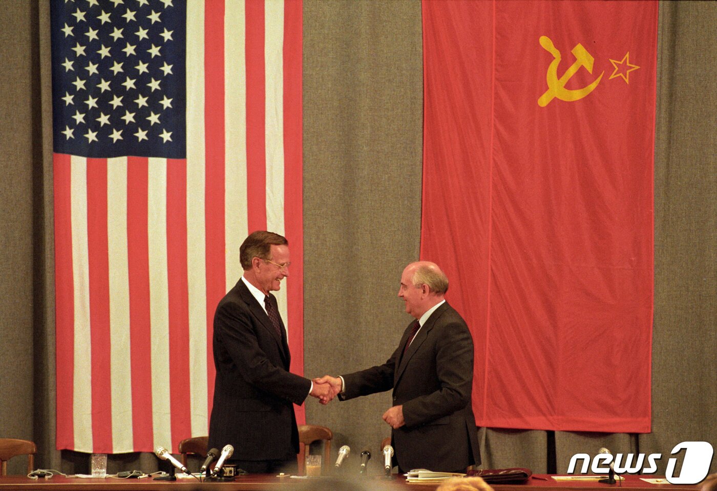 본문 이미지 - 1991년 7월 31일 모스크바에서 열린 미소 정상회담에서 조지 부시 미국 대통령과 미하일 고르바초프 소련 대통령이 악수를 나누고 있다. ⓒ 로이터=뉴스1 ⓒ News1 박형기 기자