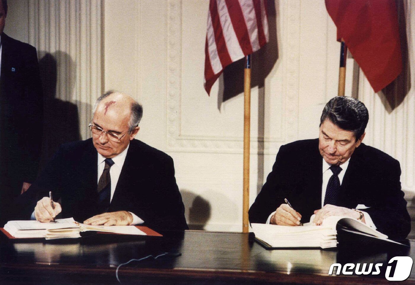 본문 이미지 - 1987년 12월 미하일 고르바초르 소련 대통령&#40;왼쪽&#41;과 로널드 레이건 미국 대통령이 중거리 핵미사일 감축 협정에 서명하고 있다. ⓒ 로이터=뉴스1 ⓒ News1 박형기 기자