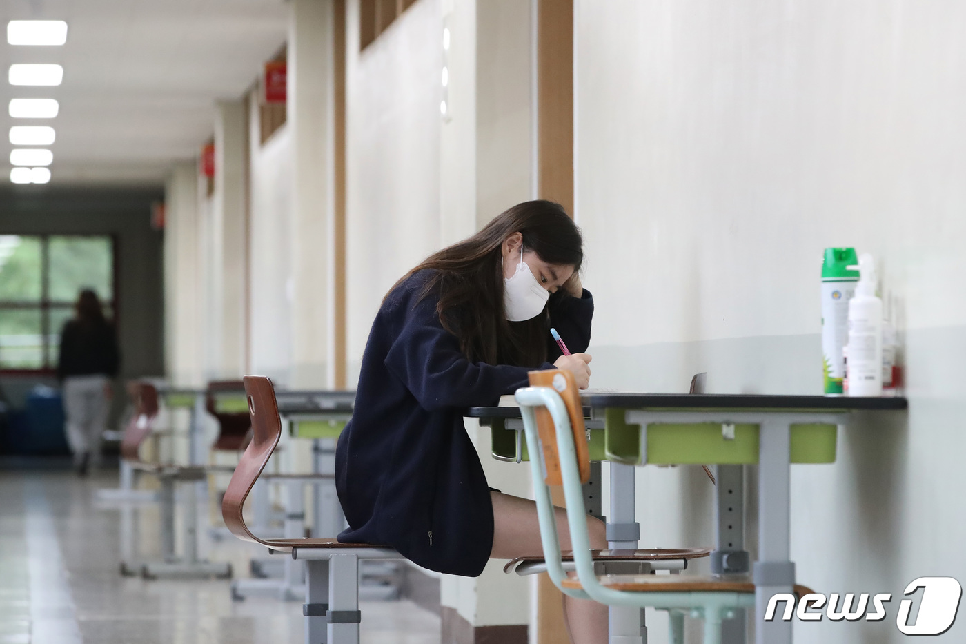 (대구=뉴스1) 공정식 기자 = 2023학년도 대학수학능력시험 9월 모의평가가 실시된 31일 오전 대구 수성구 정화여고 3학년 학생이 복도에서 막바지 시험 공부를 하고 있다.학교 …