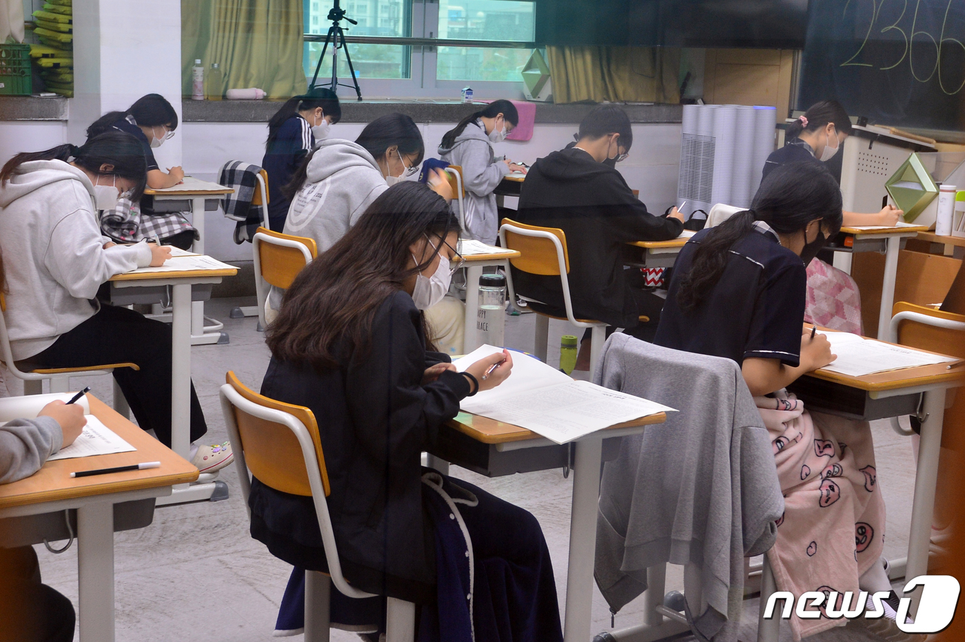(포항=뉴스1) 최창호 기자 = 2023학년도 대학수학능력시험 9월 모의평가가 실시된 31일 오전 경북 포항시 남구 영일고등학교 수험생들이 1교시 시험을 치르고 있다.2022.8. …