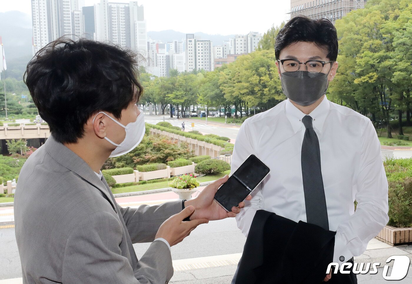 본문 이미지 - 한동훈 법무부 장관이 31일 오전 경기도 과천 법무부 청사로 출근하며 취재진 질문에 답하고 있다. 2022.8.31/뉴스1 ⓒ News1 박세연 기자