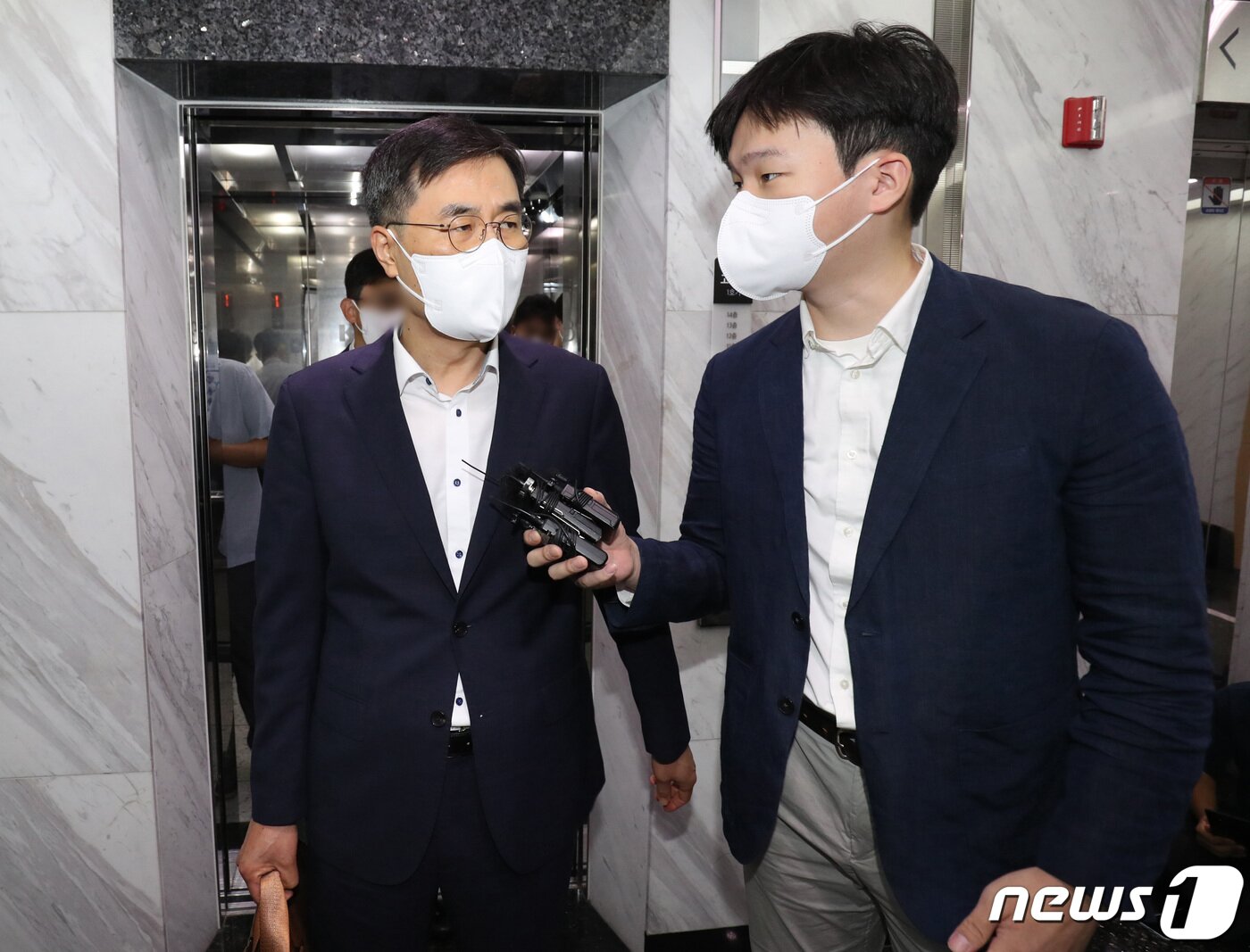 본문 이미지 - 전익수 공군 법무실장이 31일 서울 서대문구에 위치한 고(故) 이예람 중사 특검 사무실에 출석하며 취재진의 질문에 답변하고 있다. '초동수사 부실' 의혹을 받고 있는 전 실장은 이번이 3번째 소환 조사다. 2022.8.31/뉴스1 ⓒ News1 이성철 기자