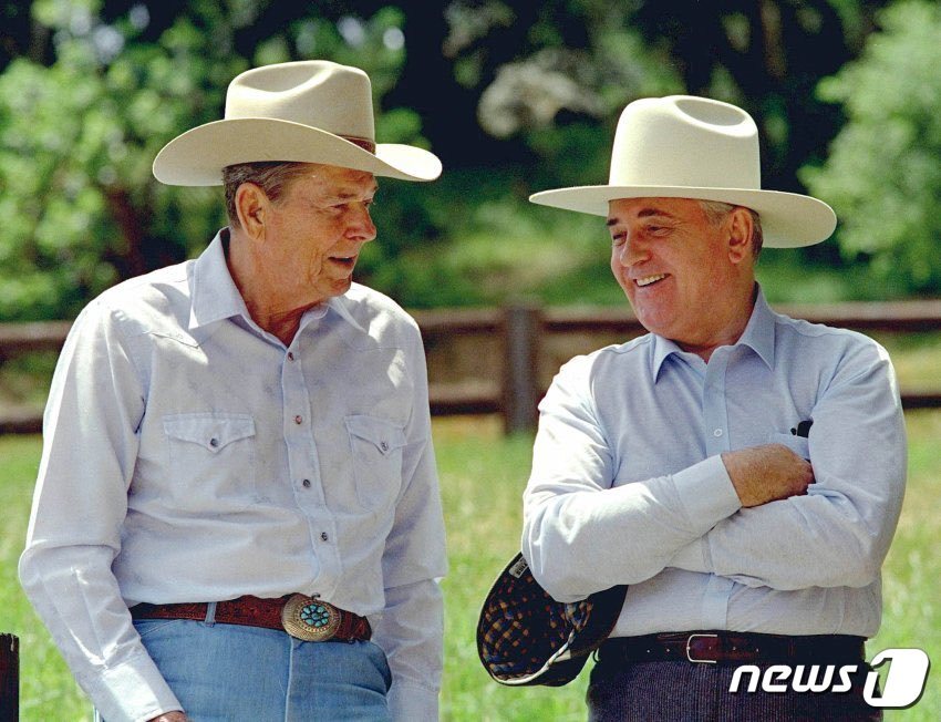 본문 이미지 - 로널드 레이건 전 미국 대통령과 미하일 고르바초프 전 러시아 대통령. <출처=마크 스톤 트위터>