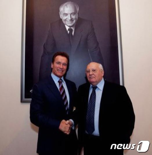 본문 이미지 - 아놀드 슈워제네거 전 캘리포니아 주지사가 미하일 고르바초프 전 소련 대통령과 악수를 나누고 있다. <출처=아놀드 슈워제네거 트위터>