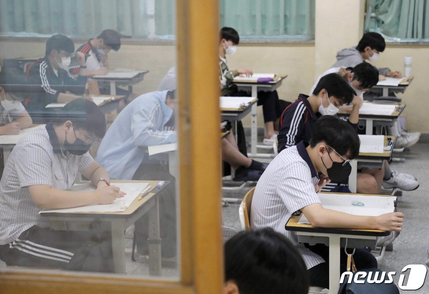 본문 이미지 - 수험생들이 2023학년도 대학수학능력시험 9월 모의평가를 치르고 있다. 2022.8.31/뉴스1 ⓒ News1 김영훈 기자
