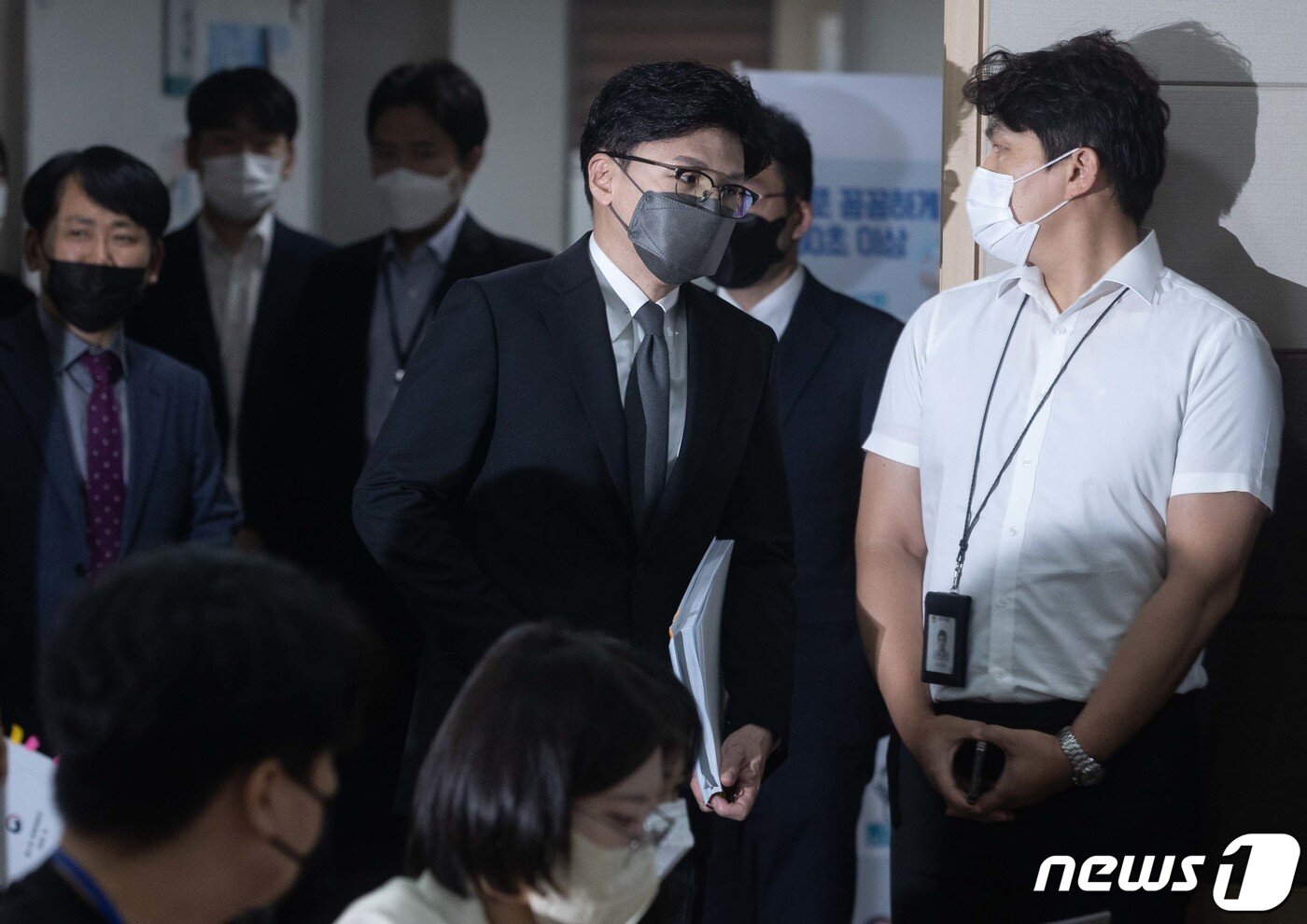 본문 이미지 - 한동훈 법무부 장관이 31일 오후 경기도 과천 법무부에서 론스타 국제투자분쟁(ISDS) 사건 판정 관련 정부 입장을 발표하기 위해 회견장으로 들어오고 있다. (공동취재) 2022.8.31/뉴스1 ⓒ News1 박세연 기자