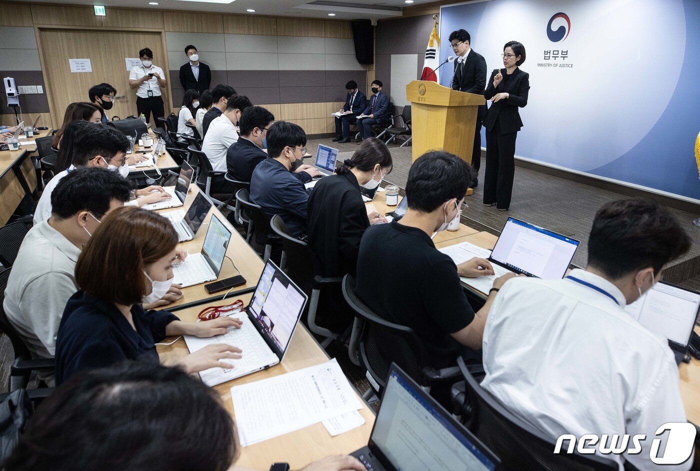 본문 이미지 - 한동훈 법무부 장관이 31일 오후 경기도 과천 법무부에서 론스타 국제투자분쟁(ISDS) 사건 판정 관련 정부 입장을 발표하고 있다. (공동취재) 2022.8.31/뉴스1 ⓒ News1 박세연 기자