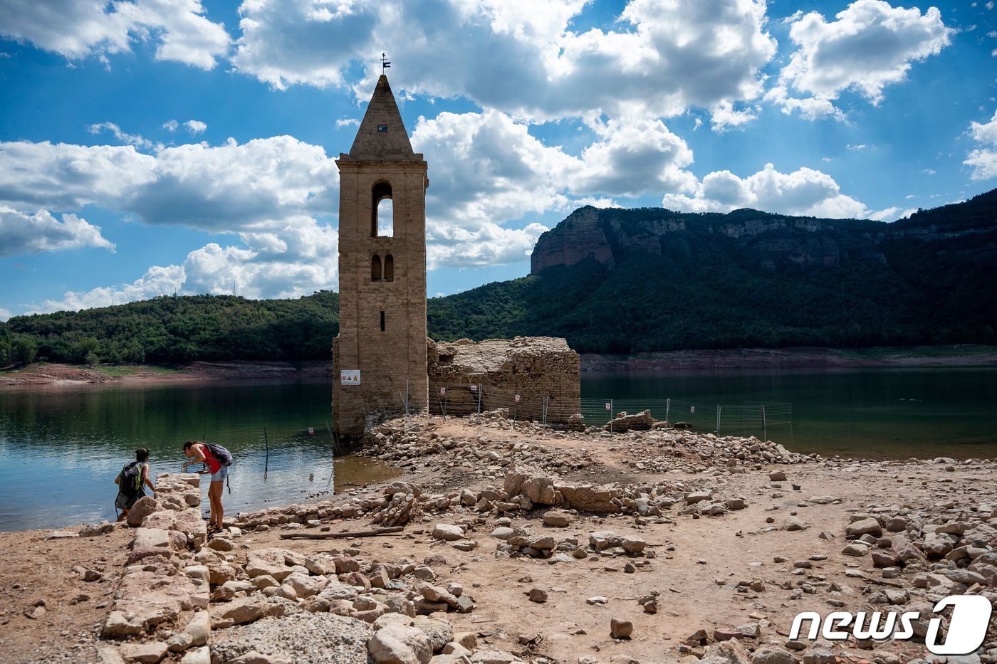 본문 이미지 - 유럽 최악의 가뭄으로 스페인 저수지 물이 마르면서 침수됐던 유적들이 드러났다. 사진은 이번 가뭄으로 드러난 산로마 교회의 모습. ⓒ AFP=뉴스1
